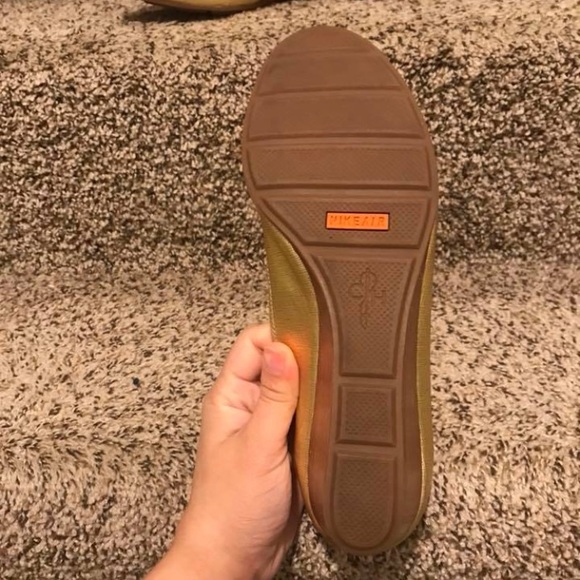 Cole Haan Gold Open Toe Shoes
Nike Air Technology - Picture 3 of 4